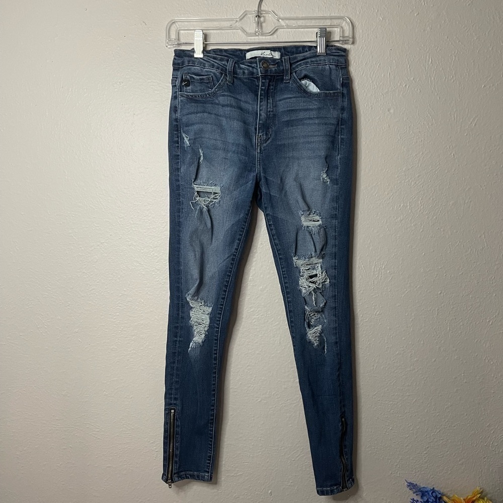 Kancan size 26 skinny jeans. Distressed with zipper detail on the calf. EUC,cute